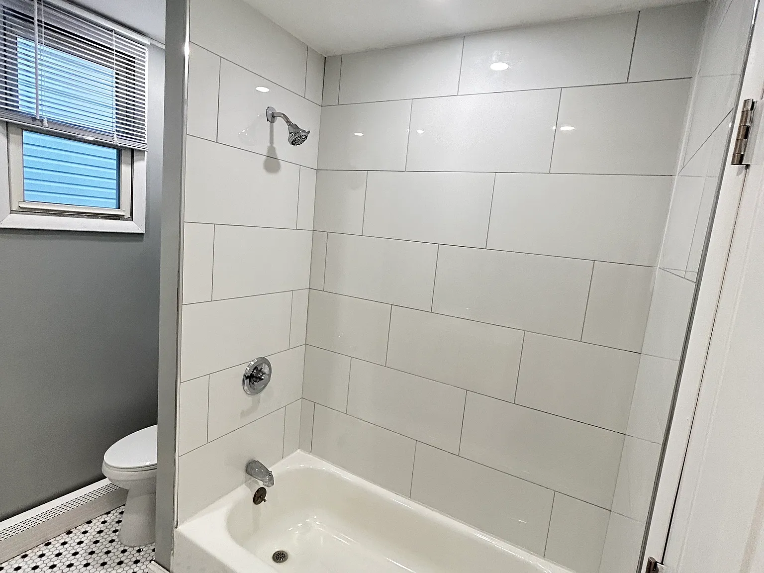 3 bed, 1000 sqft, $2,100 — Photo 2