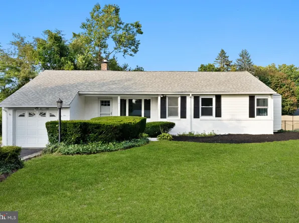 1005 E Heather Rd, Oreland, PA 19075