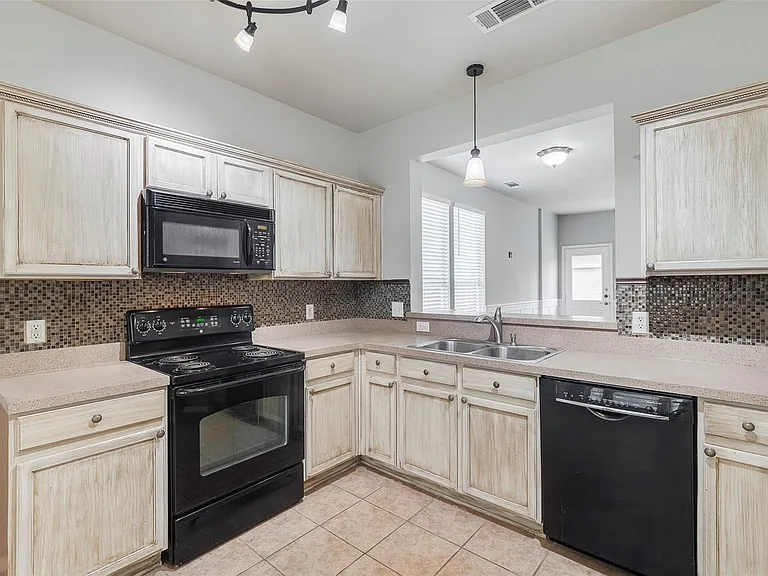 10652 Astor Dr — Photo 3