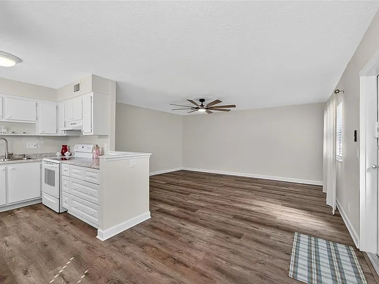 1802 Bedford Ln #12 — Photo 4