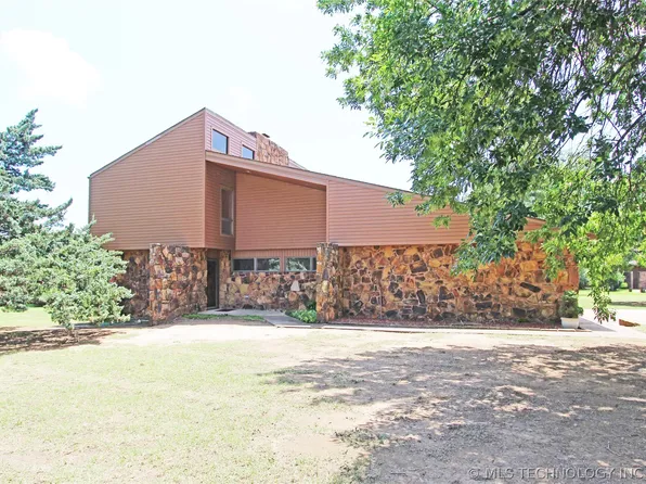 819 W Seminole Ave, Nowata, OK 74048