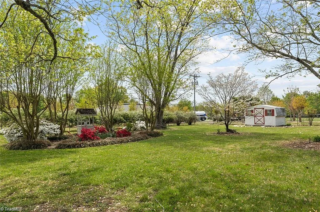 3 bed, 3.0 bath, 1700 sqft, $1,988 — Photo 3