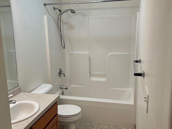 4th image of 1295 Chestnut Dr APT C
