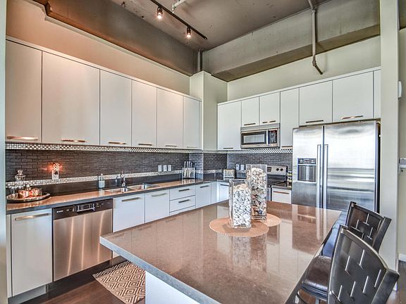 4th image of 1 E Lexington Ave Unit 605
