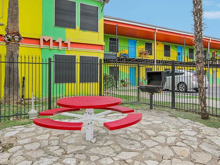 The Metropolis Apartments — Photo 22