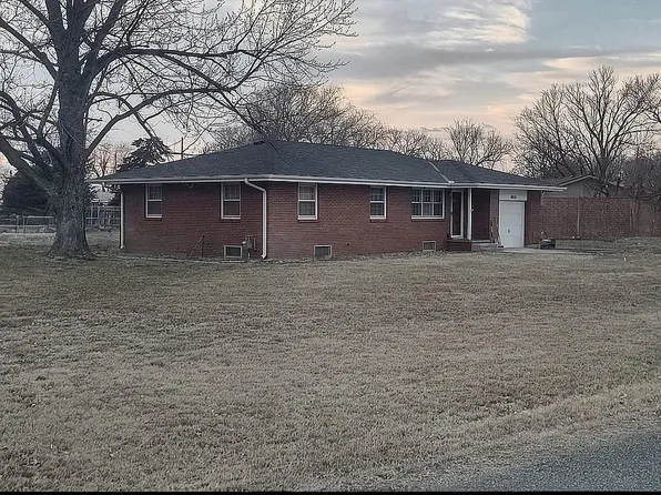 1803 Wesbrook Dr, Hutchinson, KS 67502