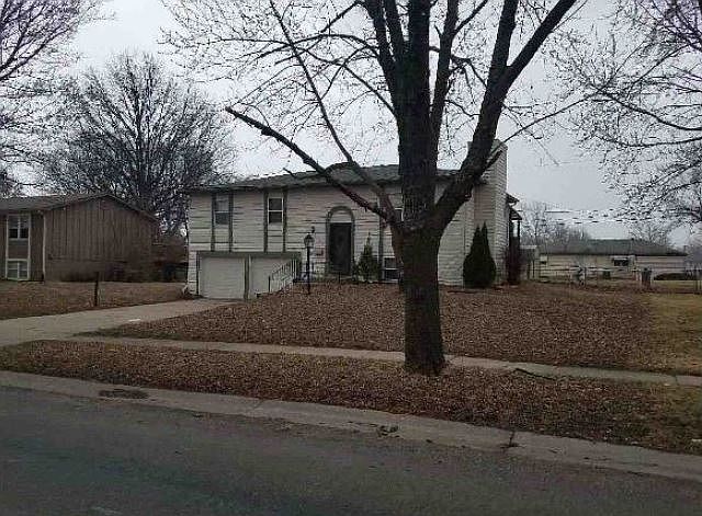2nd image of 900 S Montclaire Dr