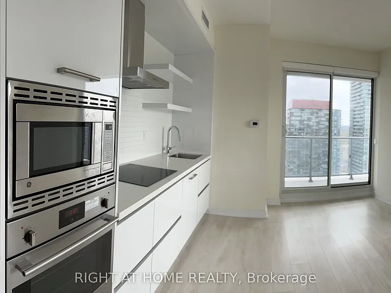 2221 Yonge St #3102 — Photo 11