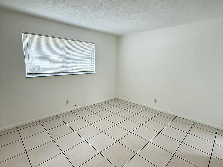 807 NW 24th St #16 — Photo 1