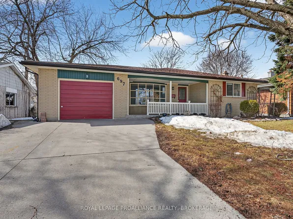 697 Fleet St, Kingston, ON K7M 5A4