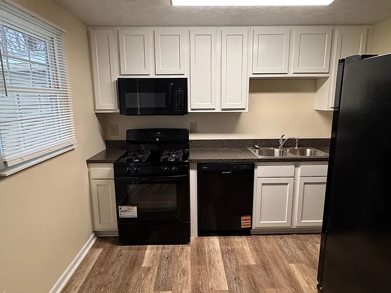 300 Pegotty Ct NE — Photo 6