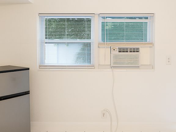 5th image of 901 NE 16th Ave APT 19