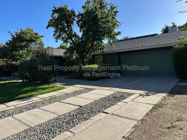 9077 N Fowler Ave — Photo 15
