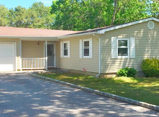 7 Herbert Ct, Mastic, NY 11950