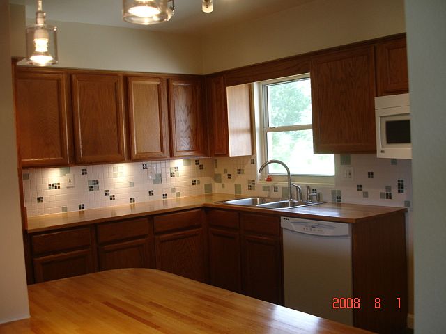 Glass tile backsplash w/ lts