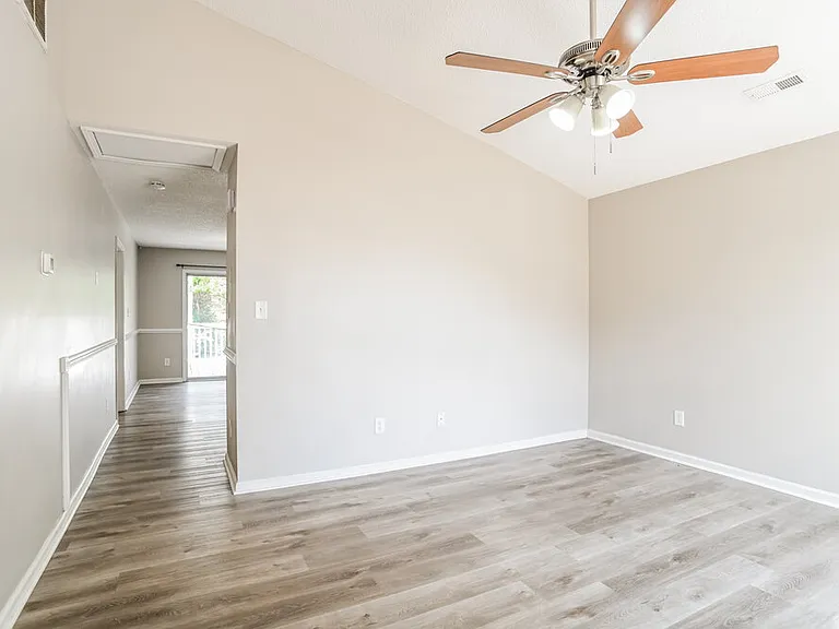910 Milkfarm Ct — Photo 4