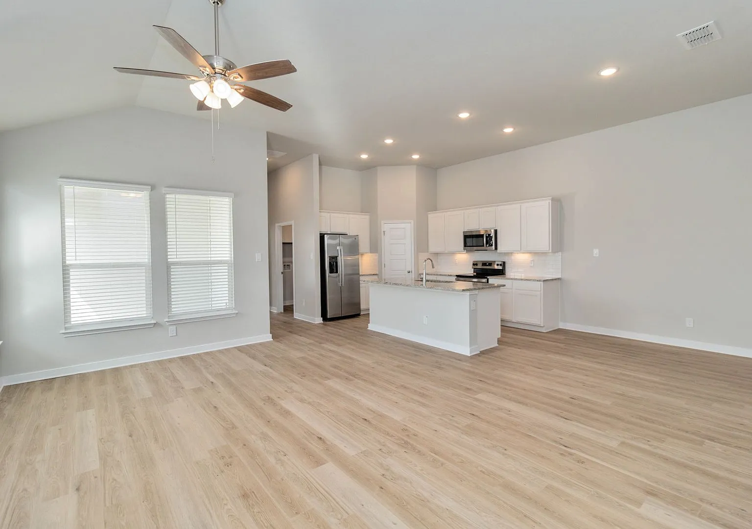 Want luxury living in the Far West ...Look no further...Amanda Park is it! — Photo 4