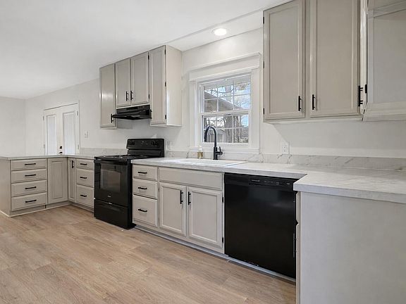 4th image of 1185 Sheppard Rd