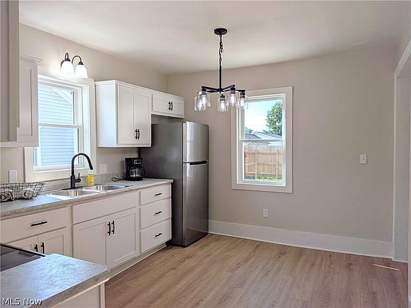 5th image of 293 Jones St