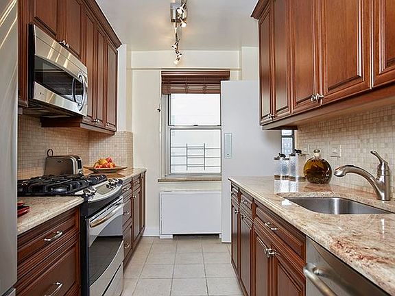 4th image of 201 E 79th St APT 15B