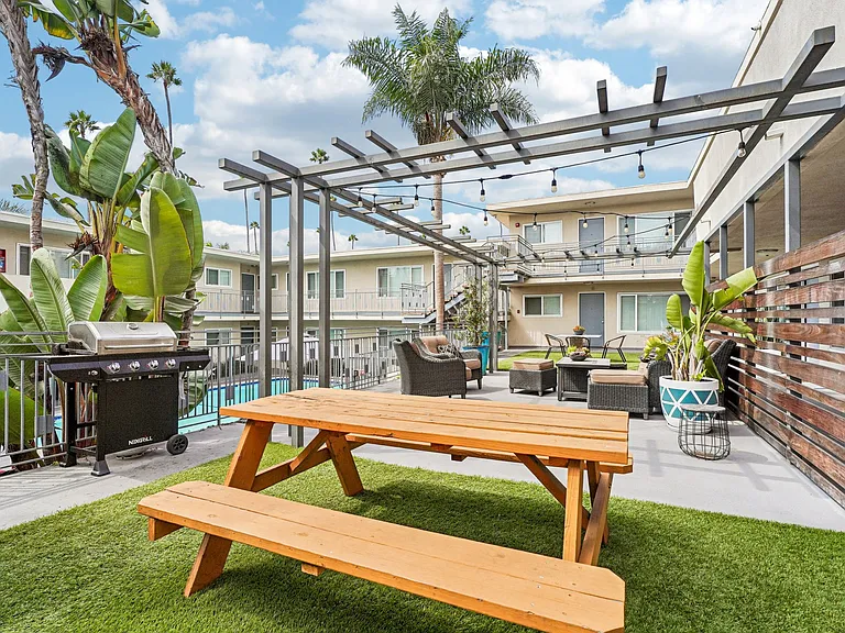 Apartment Complex Near SoFi Stadium with Pool, BBQ Area, Gym and Parking. — Photo 15