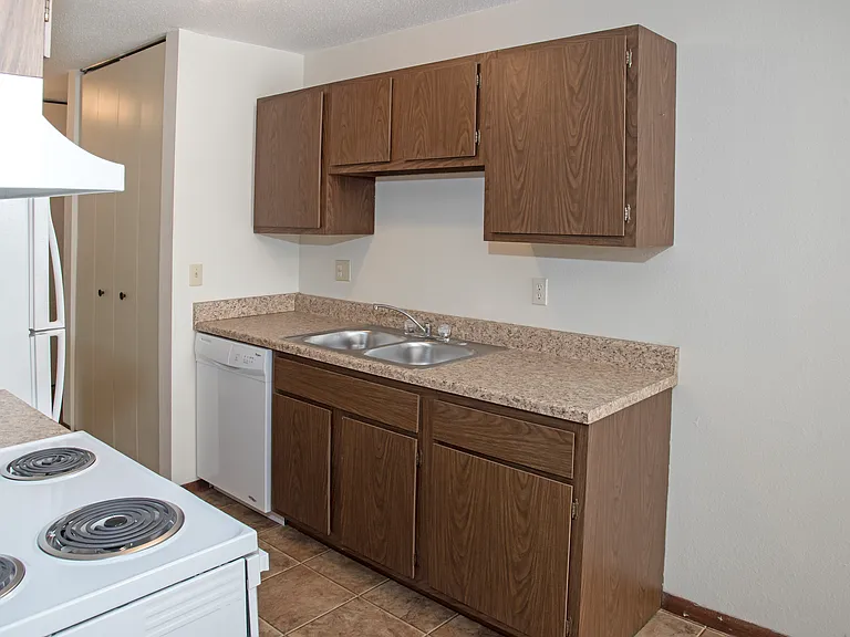 Laurel Place Apartments — Photo 9