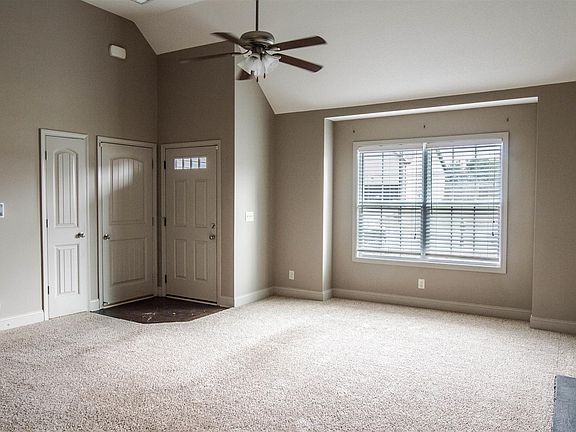 4th image of 693 Fox Trail Ct