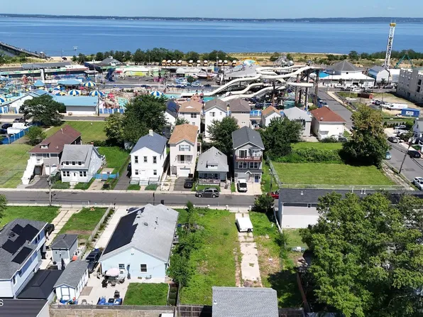 38 Seabreeze Way, Keansburg, NJ 07734
