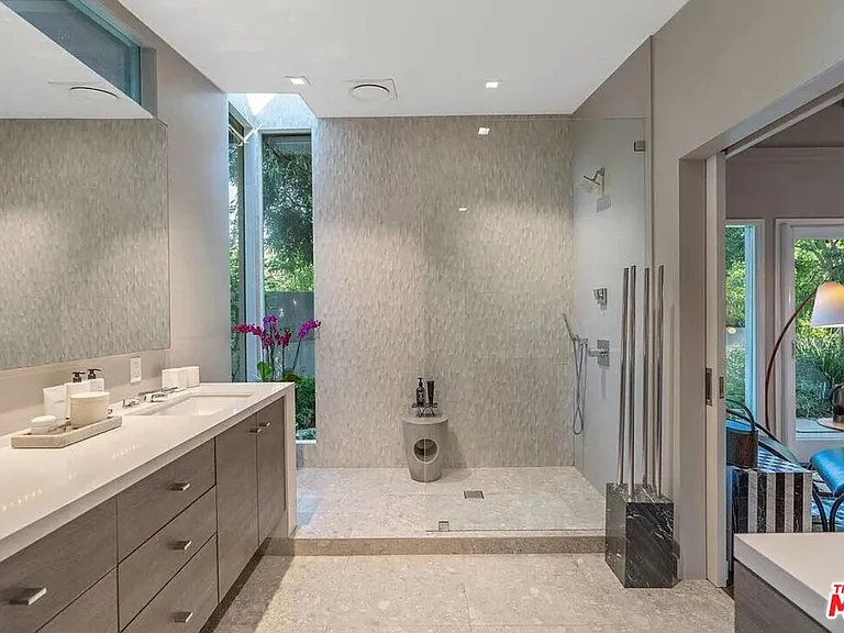 8581 Appian Way — Photo 15