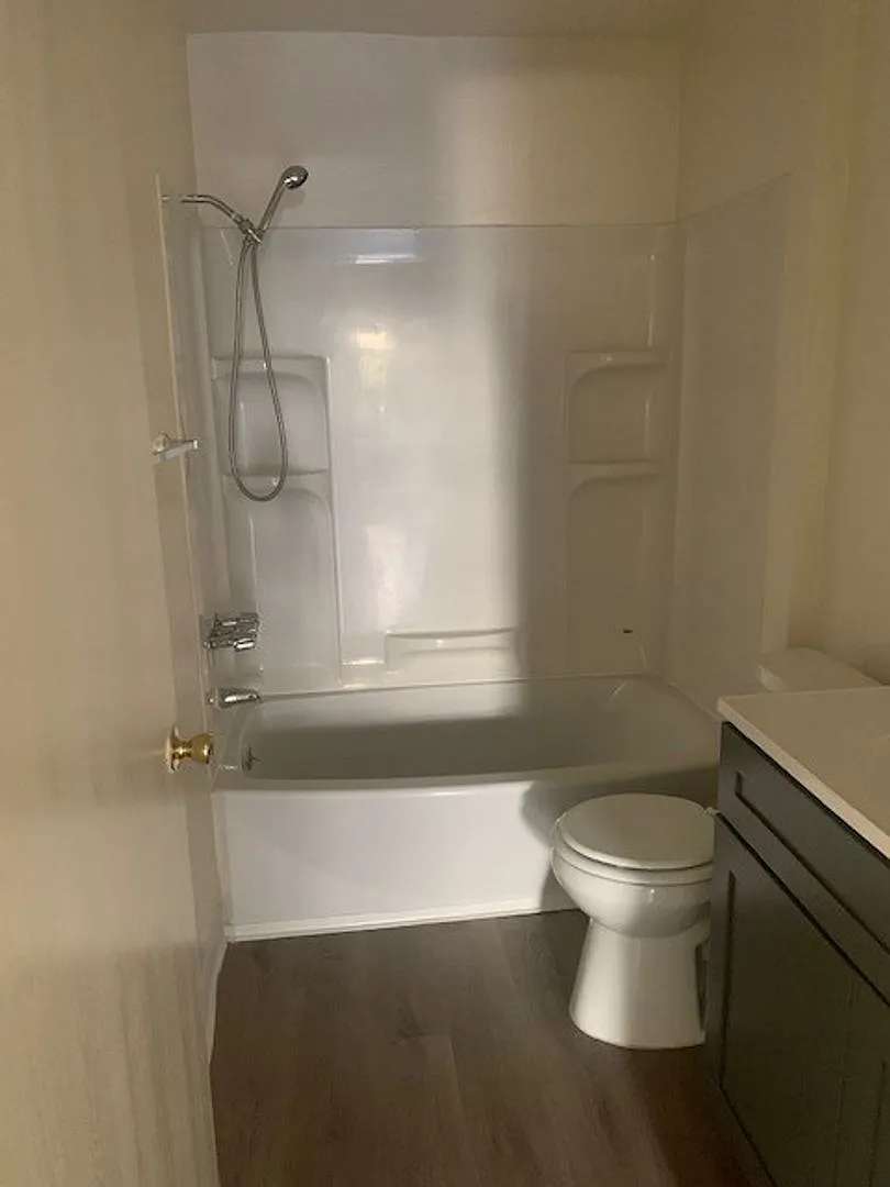 Laurel Canyon Apartments — Photo 4