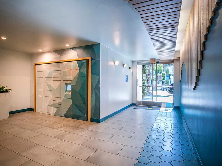 Living at Santa Monica — Photo 11