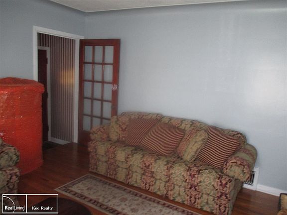 3rd image of 28151 Pinehurst St