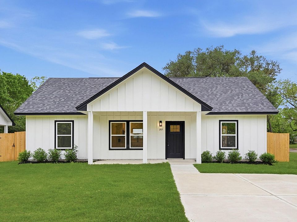 1st image of 205 Spruce Ln