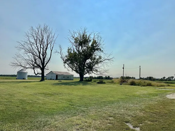 2505 Tower Rd, Clay City, IL 62824