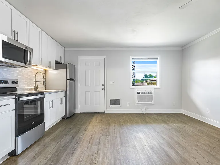 Edgewater Apartments — Photo 19