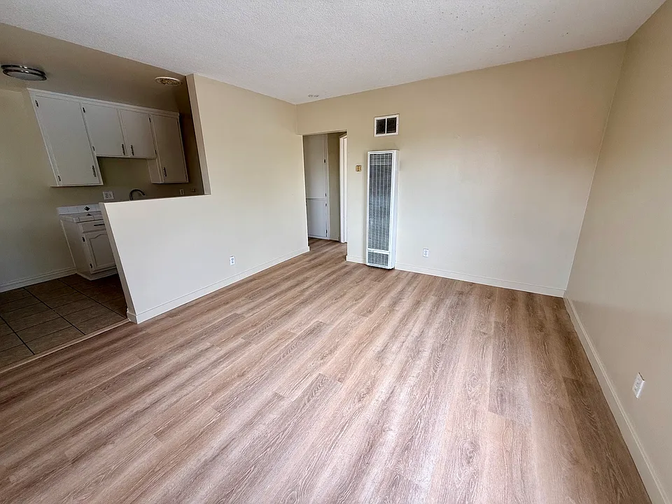 320 W 17th St #5