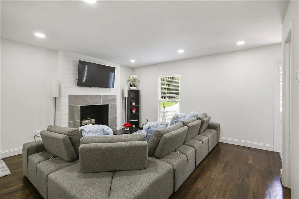 4 bed, 2.5 bath, 1728 sqft, $3,750 — Photo 4