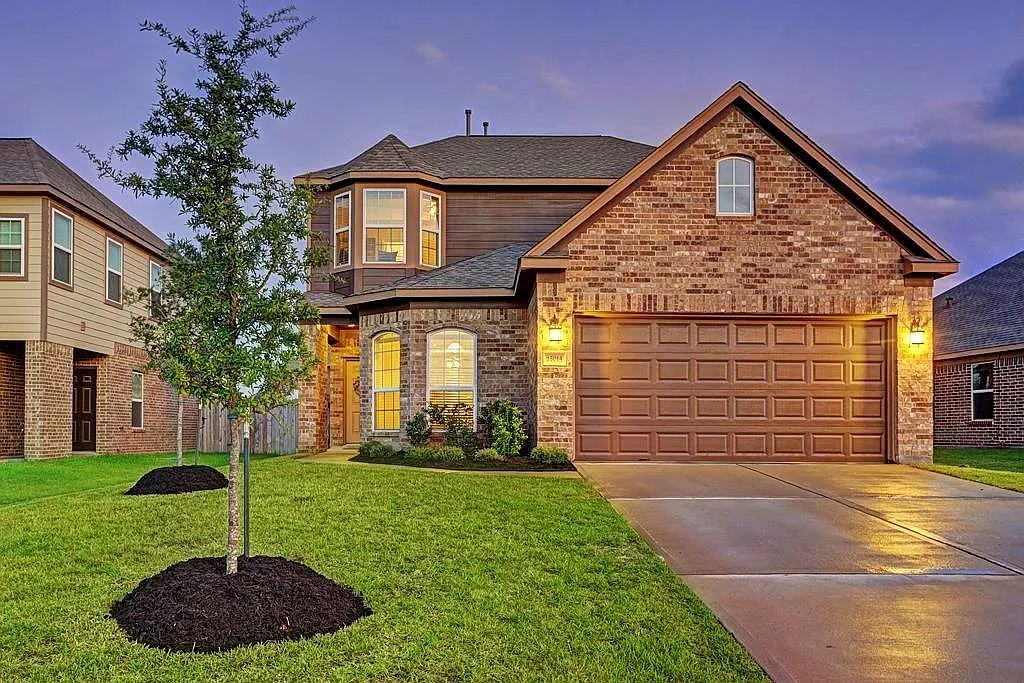 4 bed, 2.5 bath, 2471 sqft, $2,400 — Photo 1