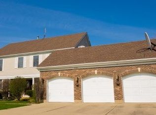 2784 Whispering Oaks Dr, Buffalo Grove, IL 60089