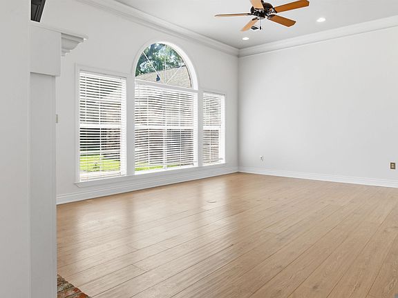 3rd image of 2040 Oakcliff Dr