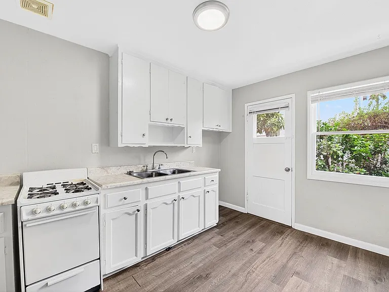 445 W 15th St — Photo 22