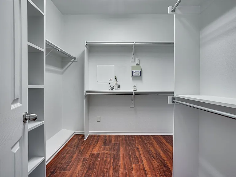 7657 Ravenhill Dr — Photo 20