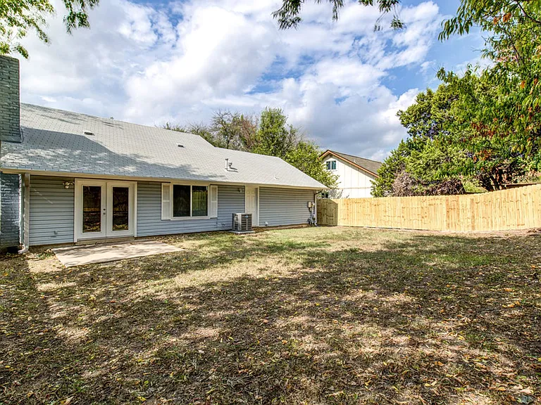 6607 Capriola Dr — Photo 23
