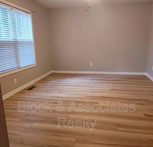 1228 Winslow Ave — Photo 4