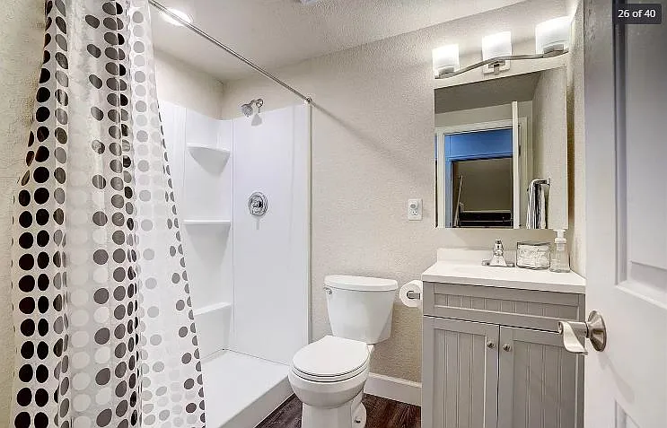 Full bathroom 4