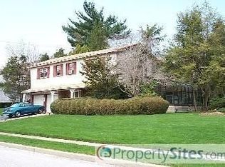 10 Dogwood Rd, Albertson, NY 11507