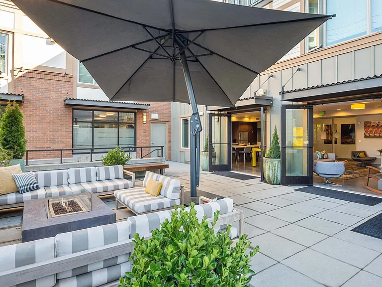 Outdoor Lounge with access to community lounge
