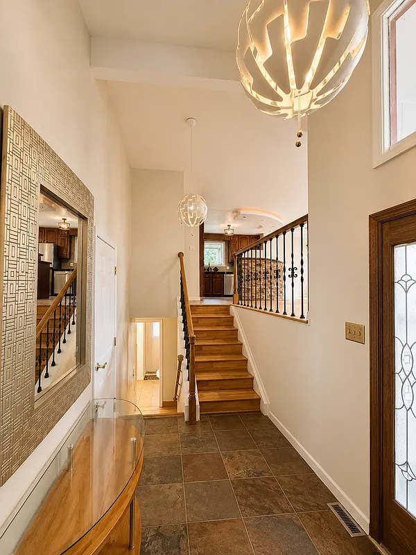 4 bed, 2.0 bath, 2400 sqft, $2,950 — Photo 2