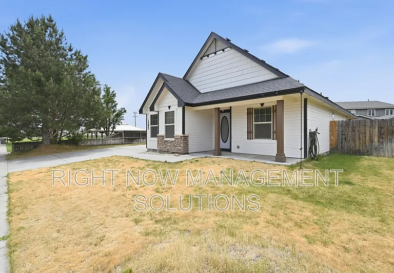 1295 N Blossom Ave — Photo 4