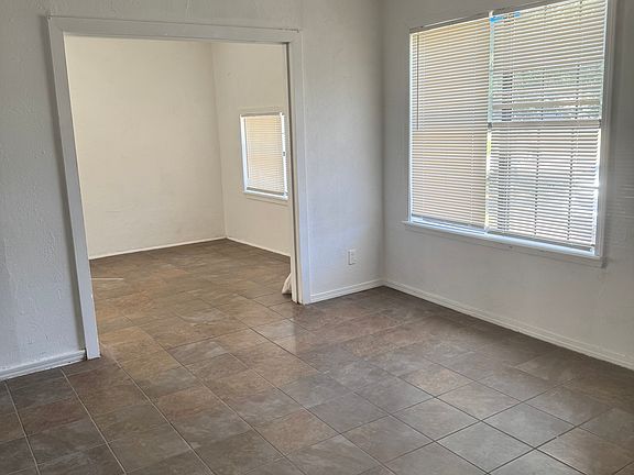 5th image of 940 SW 48th St